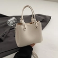 Elegante borsa a secchiello bianco crema in pelle martellata con manico annodato unico - Bianco senza Ciondolo