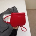 Bolso tipo cubo rojo de cuero con grano de lichi y detalle de nudo trenzado - Rojo