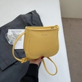 Bolso tipo cubo amarillo vibrante en cuero granulado con correa y logo DAXI & BAG - Amarillo