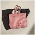 Borsa tote in tela a righe bianche e rosa con cane a cartoni animati ricamato e manici - Rosa