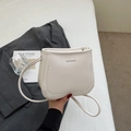 Bolso tipo cubo minimalista en cuero blanco crema con textura de grano fino y asa - Blanco