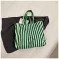 Borsa tote in tela a righe bianche e verdi con simpatico ricamo a forma di cucciolo - Verde
