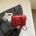 Borsa a tracolla stile Cambridge rosso acceso con finitura lucida e doppie fibbie moda - Borgogna