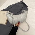 Hellgraue Hobo-Tasche mit vertikaler Steppung und modischem Knotendetail am Gurt - Grau