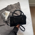 Bolso tipo almohada negro brillante con remaches vintage y correa ajustable larga - Negro