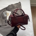Bolso vintage de cuero rojo vino con asas de doble anillo y correa bandolera - Burdeos