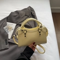 Bolso elegante amarillo crema de cuero PU arrugado con remaches metálicos y correa - Amarillo