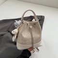Beigefarbene Jacquard-Beuteltasche mit Kordelzug und einem flauschigen Bären-Anhänger - Gebrochenes Weiß