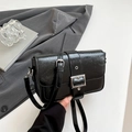 Glänzende schwarze Schultertasche mit silberner Schnalle und verstellbarem Gurt - Schwarz