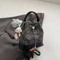 Zwei-in-Eins Eimer-Rucksack aus grauem Jacquard-Stoff mit schwarzen Lederdetails und Bärenanhänger - Schwarz