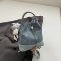 Hellblaue Jeans-Beuteltasche mit Blumenmuster, Perlenzugband und Plüschbär-Anhänger - Blau