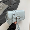Hellblaue glänzende PU Schultertasche mit schicker silberner Schnalle und Riemen - Blau