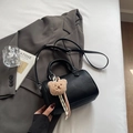 Bolso cilíndrico de cuero negro granulado con colgante de oso de peluche y bandolera - Negro con colgante