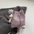 Schicke lila Kordelzug-Beuteltasche mit Perlen-Herz-Anhänger und kleinem Bären-Dekor - Lila