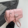 Sac sous le bras en cuir verni rose pour femme avec boucle argentée et bandoulière - Rose