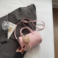 Bolso Boston rosa de cuero granulado con colgante de oso de peluche y correa - Rosa con colgante