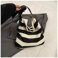 Bolso tote de punto a rayas blancas y negras con correa de cuero y cierre magnético - Negro