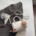 Mini bolso Boston blanco con patrón de litchi y colgante de oso sobre chaqueta - Blanco con colgante