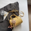 Bolso de mano amarillo en cuero granulado con un lindo colgante de oso de peluche marrón - Amarillo con Colgante
