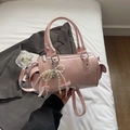 Sac à main cylindrique rose en similicuir avec un nœud en perles et ruban élégant - Rose avec pendentif