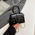 Bolso bandolera negro chic con tachuelas doradas y elegante correa de cadena fina - Negro