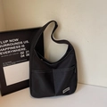 Borsa tote minimalista in tela nera con cuciture a contrasto bianche e doppie tasche frontali - Nero