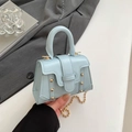 Minibolso cuadrado azul claro con tachuelas doradas y correa de cadena de bolas oro - Azul
