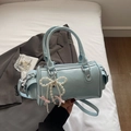 Sac Boston bleu clair chic avec pendentif perle et bandoulière amovible - Bleu avec Pendentif