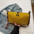 Borsa a tracolla in nylon giallo zenzero con cinturino a strisce colorate e logo - Giallo Sabbie Mobili
