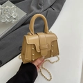 Bolso cuadrado caqui minimalista con remaches dorados y elegante cadena de cuentas - Caqui