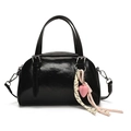 Bolso bowling negro brillante con amuleto de corazón rosa y detalles de correa trenzada - Negro con Colgante