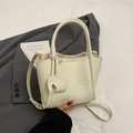 Sac seau chic blanc crème avec motif crocodile et détails élégants en métal doré - Blanc Cassé