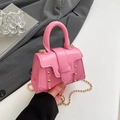 Mini borsa quadrata rosa chic con borchie dorate e tracolla a catena con perline - Rosa