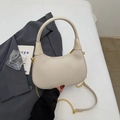 Schicke beige Halbmond-Tasche mit diagonaler Webstruktur und goldener Kette - Weiß