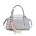 Bolso bowling azul claro brillante con colgante de corazón rosa y detalles trenzados - Azul con Colgante