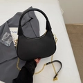 Modische schwarze Hobo-Tasche in Mondform mit feiner Rippstruktur und goldener Kette - Schwarz