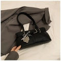 Borsa sottobraccio in pelle nera martellata con ciondolo a uva argento e dettaglio con fibbia - Nero con ciondolo