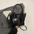 Sac seau élégant noir à motif crocodile avec détails dorés et bandoulière réglable - Noir