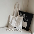 Borsa tote in tela a fiori con ricamo Romance e dettaglio con orlo a balze - Bianco Sporco