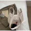 Borsa a mano in pelle bianca a grana litchi con fibbia a U argento e tracolla larga - Bianco Sporco
