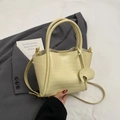 Sac seau beige en similicuir à texture crocodile avec un charme d'éléphant - Jaune