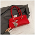 Borsa a spalla rossa trama litchi con ciondolo a cuore e dettaglio fiocco - Rosso con Pendente