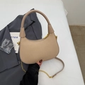 Stroh-Halbmond-Handtasche mit Kunstlederbesatz und goldener Kette in Beige - Khaki