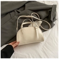 Sac à main élégant en similicuir crème avec boucles argentées et bandoulière - Blanc
