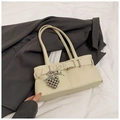 Borsa sottobraccio chic in pelle bianco sporco con ciondolo a cuore argento donna - Beige Con Ciondolo
