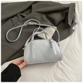 Sac à main bleu clair élégant avec boucles argentées sur un fond de costume chic - Bleu sans Pendentif