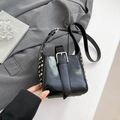 Minimalistische schwarze Hochglanz-Beuteltasche mit Nieten und verstellbarem Riemen - Schwarz