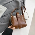 Braune Lackleder-Beuteltasche mit silbernen Nieten und großem Schnallendetail - Braun