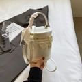 Borsa a secchiello avorio minimalista con manico in foulard e dettagli metallici dorati - Bianco Sporco