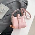 Rosafarbene Lackleder Eimertasche mit silbernen Nieten und schicken Schnallendetails - Rosa